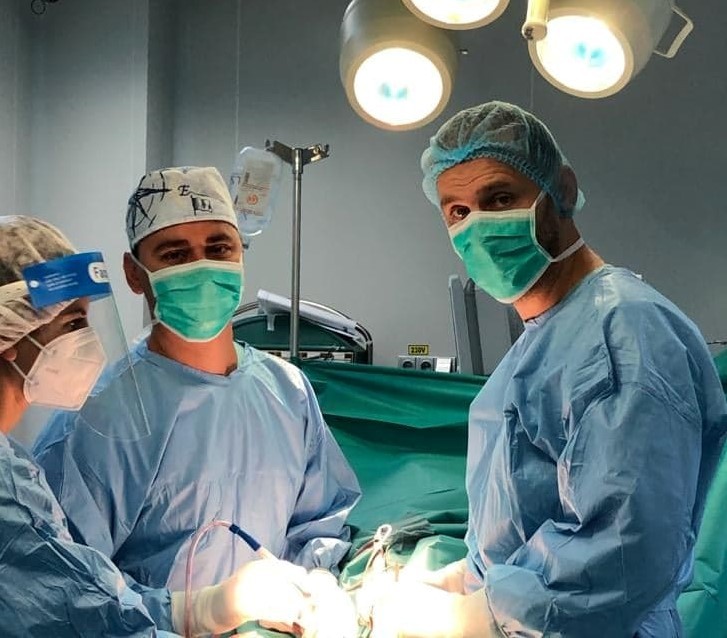 ORTOPEDIE -TRAUMATOLOGIE: Pacienta din Satu Mare, cu coxartroza bilaterala, operata deodata la ambele solduri, prin abord direct anterior minim-invaziv