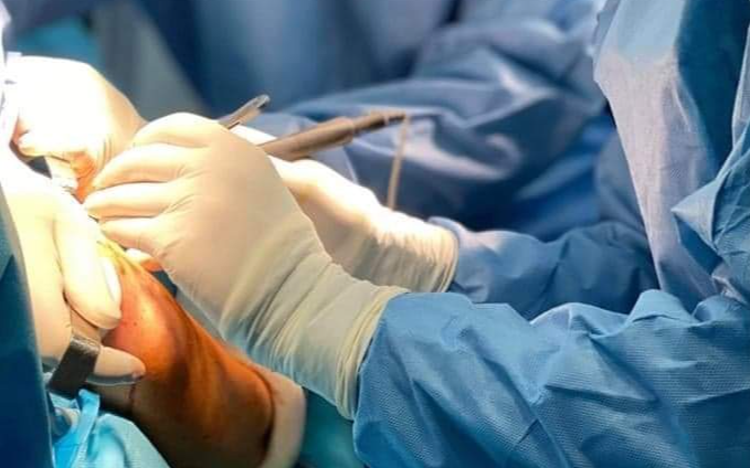ORTOPEDIE – TRAUMATOLOGIE: Protezarea soldului prin abord minim-invaziv direct anterior la un pacient cu lipsa prin amputatie a gambei. PACIENT: „Indiferent de ce-mi ofera viata, eu tot voi umbla!”