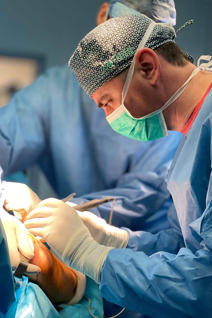 ORTOPEDIE-TRAUMATOLOGIE: Interventie chirurgicala de protezare segmentara a genunchiului la un pacient tanar cu fractura deschisa la nivelul genunchiului