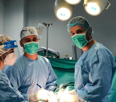 ORTOPEDIE-TRAUMATOLOGIE, pacient din Satu Mare, cu coxartroza bilaterala de sold, operat cu succes prin abord direct anterior minim-invaziv, de catre dr. COSTE REMUS, alearga la 6 saptamani de la operatie