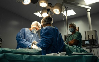 Premiera CHIRURGIE ROBOTICA: prima interventie chirurgicala prin abord asistat robotic la copil de 2 ani