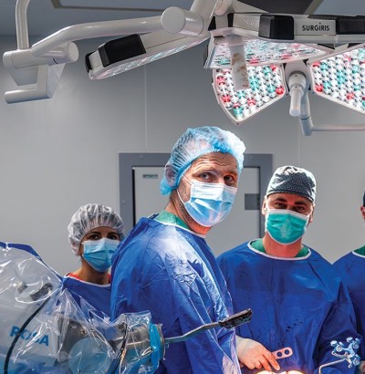 ORTOPEDIE-TRAUMATOLOGIE: Intervenție chirurgicală asistată de robotul Rosa, cel mai avansat sistem de chirurgie ortopedică din lume, realizată cu succes de echipa de chirurgi ortopezi ai Spitalului Pelican