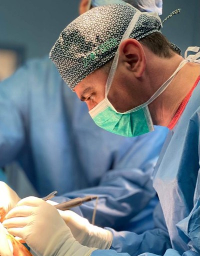 ORTOPEDIE-TRAUMATOLOGIE: Pacienții operați de coxartroză prin protezarea șoldului prin abord minim-invaziv direct anterior beneficiază de recuperare rapidă și fără durere