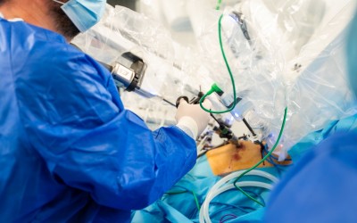 Proiect MEDICOVER și SPITALUL PELICAN: intervenții GRATUITE de CHIRURGIE ROBOTICĂ pentru copii și tineri