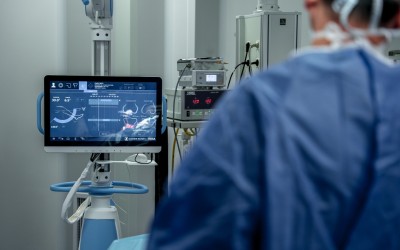 Conf. Univ. Dr. David Vlad Laurențiu, medic primar Chirurgie și Ortopedie pediatrică: “Chirurgia asistată robotic oferă precizie și elimină factorul uman, ceea ce este esențial mai ales în cazul intervențiilor delicate cum sunt cele realizate la copii”