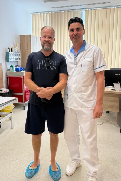 ORTOPEDIE-TRAUMATOLOGIE. Pacient  din UK, operat pentru coxartroză prin protezare pe abord minim-invaziv direct anterior: mă simt ca un rege, atât de bine sunt tratat și îngrijit de dr. CHIREA MARIUS și personalul Spitalului Pelican