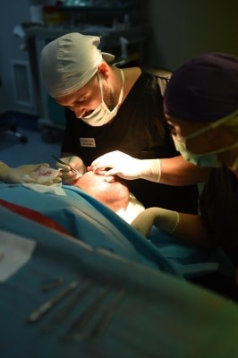 Transplant de par prin metoda FUE, realizat la SPITALUL CLINIC PELICAN Oradea, premiera pentru Bihor